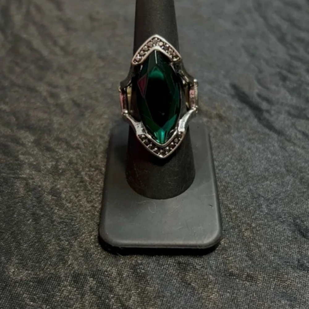 Elegant Silver Ring with Deep Green Gemstone